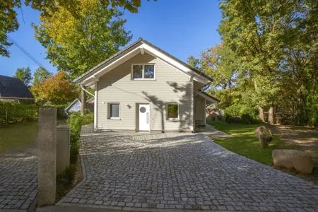 Einfamilienhaus Am Hafen 21 in Zieslow — modernes Einfamilienhaus mit Kopfsteinpflaster  Am Hafen 21