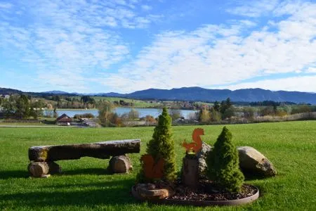 Traumhafte Randlage mit Blick auf den Lechsee und die Berge Holzar Chalet - Feriendorf Via Claudia Haus 72