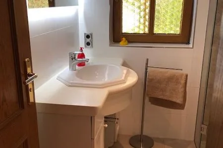  Blockhaus am Waldrand