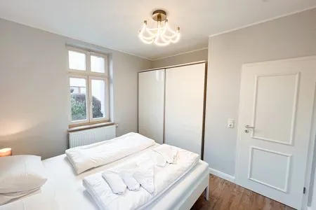 Erleben Sie entspannte Nächte in diesem stilvollen Schlafzimmer. Villa Bismarck Nr. 2