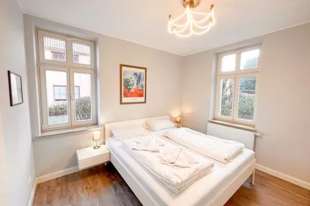 Gemütliches Schlafzimmer mit viel Tageslicht und modernem Design. Villa Bismarck Nr. 2