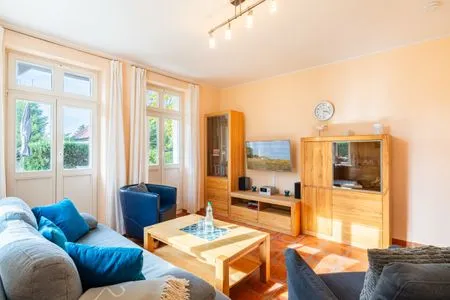 Entspannen Sie im lichtdurchfluteten Wohnzimmer mit modernem Design! Villa Bismarck Nr. 2