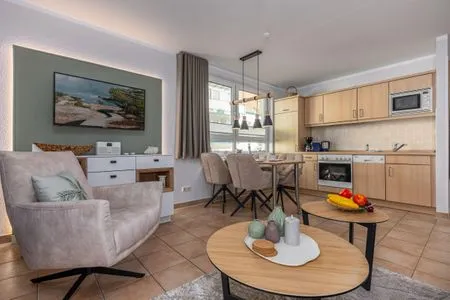 Wohnbereich mit Sofa und Essbereich Residenz am Strand Wohnung 4-61