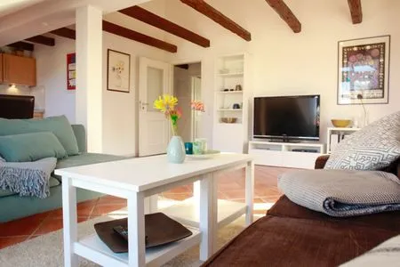 Genießen Sie entspannte Stunden in diesem stilvollen Wohnzimmer mit moderner Einrichtung. Villa Bismarck Nr. 5