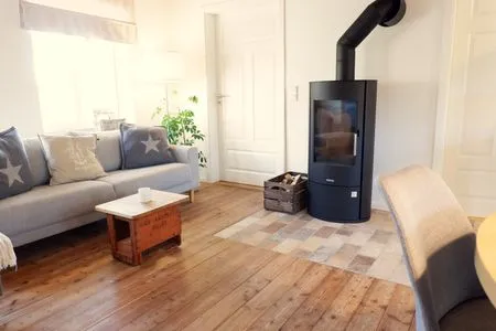 Wohnbereich mit Kaminofen (Starter-Korb Holz inkl.) Ferienwohnung Teve im Reethus Mühlenlund