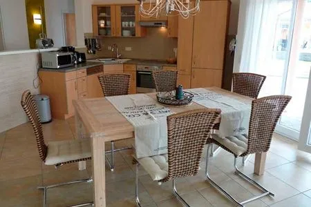  Ferienhaus mit Pool am See 616-01