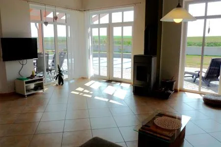  Ferienhaus mit Pool am See 616-01