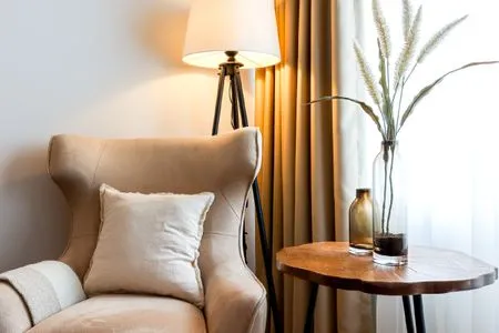 Gemütlicher Lesesessel mit Beistelltisch Hochwertige Ferienwohnung in ruhiger Lage mit eigener Terrasse, nur 7 Gehminuten zum Strand entfernt