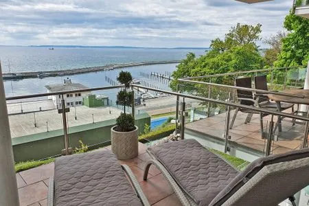 Hauptansicht Villa Friede-Marie, App. Svea mit Hafen-Ostsee-Blick