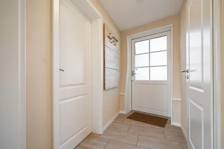 2 ChatGPT:Ferienhaus Nordkugel – Kugelhaus am Tollensesee – heller Eingangsbereich mit stilvollen Details und Garderobe  Nordkugel