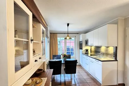 Moderne Küche mit Essbereich und Blick nach draußen. Am Museum - Wohnung 1