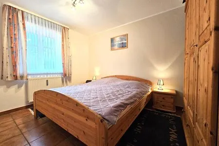 Schlafzimmer mit Doppelbett und Nachttischen. Am Museum - Wohnung 1