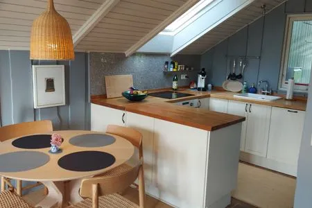 Essplatz im Wohnbereich mit Küche im Hintergrund Immi's Hus