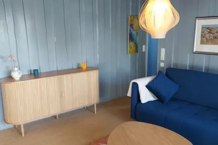 Wohnzimmer mit Blick in den Garten und Kamin Immi's Hus