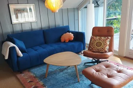 Wohnzimmer mit Blick in den Garten und Kamin Immi's Hus