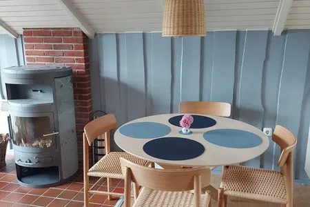 Gemütlicher Essplatz neben dem Ofen Immi's Hus