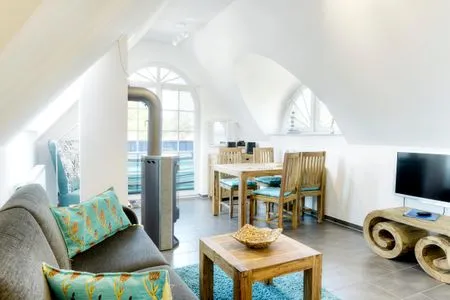 Blick ins Wohnzimmer mit Kaminofen  de Obendtied - Wohnung 6 "Reet"