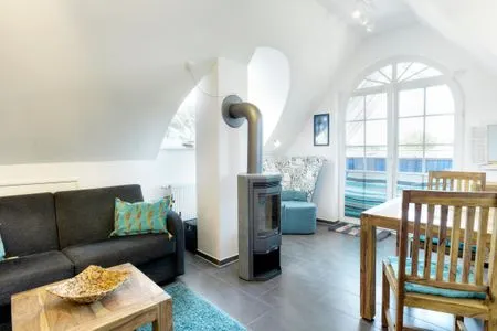 Wohnzimmer mit Kaminofen  de Obendtied - Wohnung 6 "Reet"