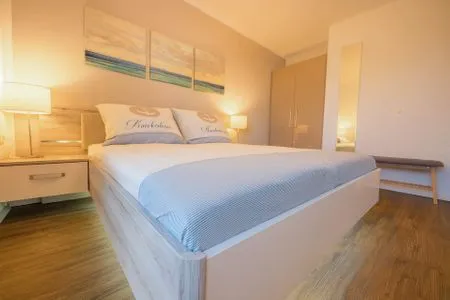 Schlafzimmer mit Bett und Kleiderschrank Strandnah