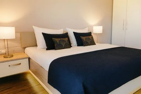 Modernes Schlafzimmer mit Doppelbett und stilvollen Möbeln Vogelkieker