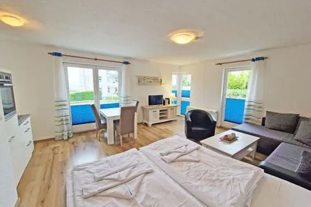 Wohnzimmer Villa Monika, App.2 Backbord - mit Balkon und Terrasse