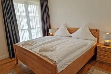 Schlafzimmer Villa Friede Marie, App. Finja - Hafen-Ostsee-Blick und Balkon