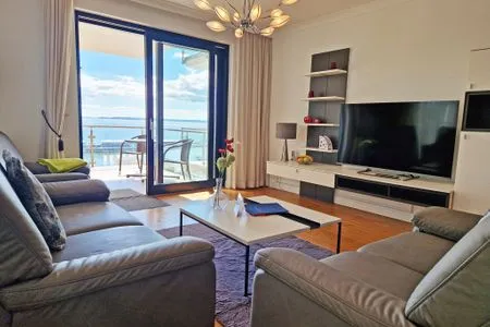 Wohnzimmer Villa Friede Marie, App. Finja - Hafen-Ostsee-Blick und Balkon
