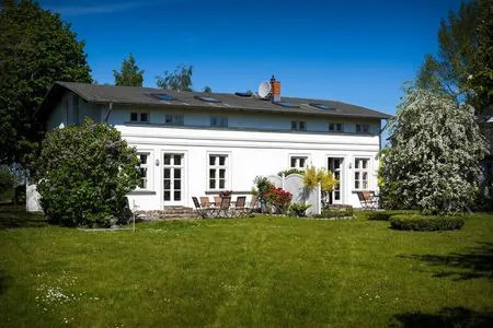 Hauptansicht Jasmundhus auf Rügen - Ferienwohnung Backbord