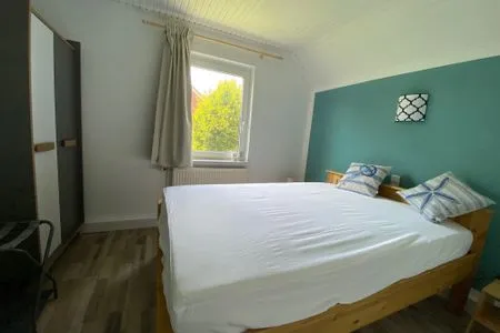 Schlafzimmer mit Doppelbett und Gartenblick Fewo Seeschwalbe A