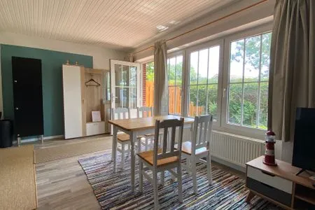 Helles Wohnzimmer mit Essbereich Fewo Seeschwalbe A