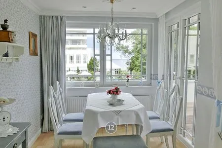 Wohnzimmer Haus Midsommer App. 12 - Strand, Sonne, Meerblick – 80 m² Wohnkomfort mit Fahrstuhl