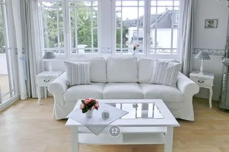 Wohnzimmer Haus Midsommer App. 12 - Strand, Sonne, Meerblick – 80 m² Wohnkomfort mit Fahrstuhl