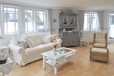 Wohnzimmer Haus Midsommer App. 12 - Strand, Sonne, Meerblick – 80 m² Wohnkomfort mit Fahrstuhl