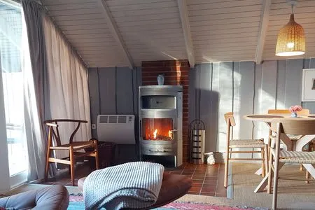 Wohnzimmer mit Ofen, TV und gemütlichen Details Immi's Hus