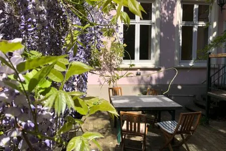 Terrasse vor dem Haus wunderbar eingewachsen mit Grill Villa Rosa