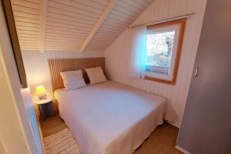Schlafzimmer mit Doppelbett und Kleiderschrank Immi's Hus - Ferienhaus am Ostseestrand