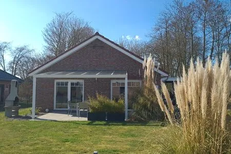 Außenansicht eines charmanten Ferienhauses mit Garten Ferienhaus  Deichoase