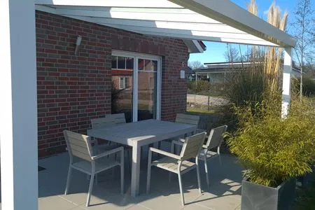 Gemütliche Terrasse mit Tisch und Stühlen Ferienhaus  Deichoase