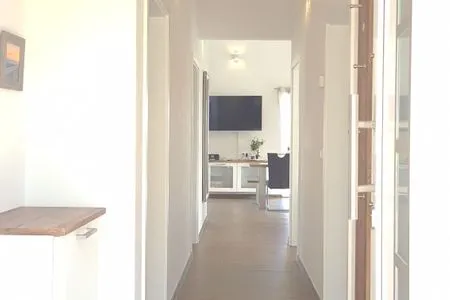 Moderner Flur mit Holzfußboden Ferienhaus  Deichoase