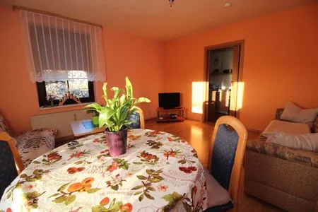 Wohnzimmer Ferienwohnung Vieth in Sassnitz auf Rügen mit Sitzplatz im Garten