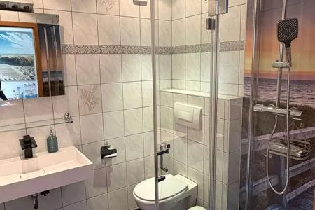Badezimmer mit Waschtisch und moderner Dusche Ferienwohnung Storchennest