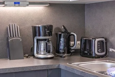 4 Ferienwohnung Leonie Hafenresidenz Waren (Müritz) – Moderne Küche mit Kaffeemaschine  Leonie