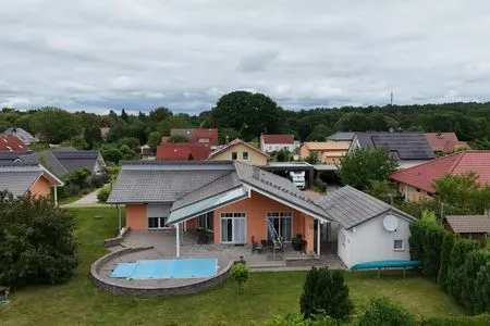  Ferienhaus mit Pool am See