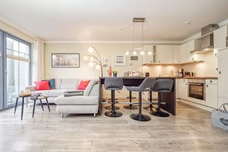 Blick in den Wohnbereich mit Essecke und Küche  Birkmaase 10 - Wohnung 1