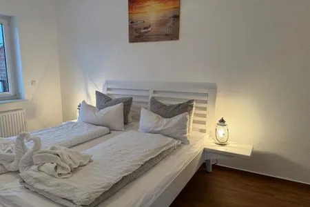 Doppelbett mit Nachttischlampe, TV Haus Landweg 15 Wohnung 4