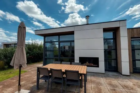  EuroParcs Marina Strandbad Chalet IJssel Lodge mit Zaun Haus Nr. 34