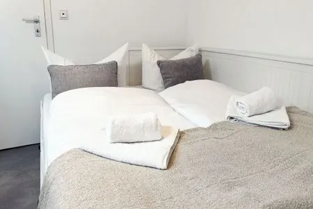 Ausgeklapptes Schlafsofa mit Momentic-Bettwäsche-Paket gratis Mini-Appartement im Souterrain mit gratis Bettwäsche - Ideal für eine Nacht