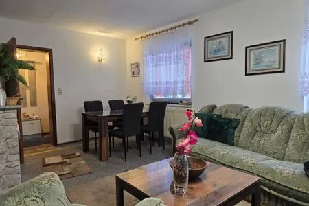 Wohnzimmer Ferienwohnung Dornbusch - ruhige Stadtrandlage