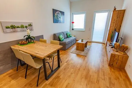 Wohn- und Essbereich Happy Aich 2 by Alpenidyll Apartments