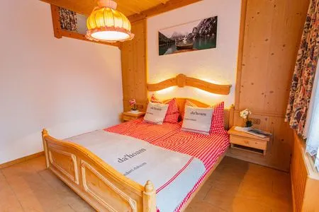 Doppelbett, Zugang Balkon Bergidyll 3 by Alpenidyll Apartments